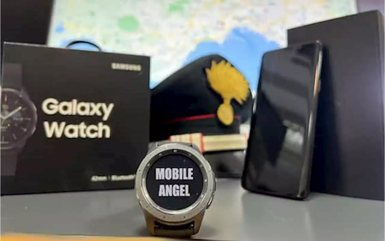 A Napoli consegnato primo smartwatch anti violenza a una vittima