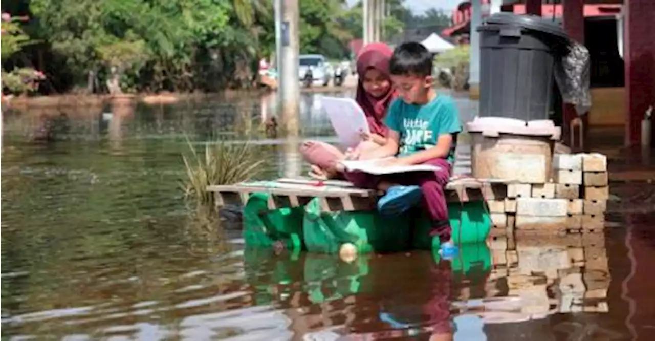 Floods: Batu Pahat sees drop in number of evacuees, Segamat fully recovers