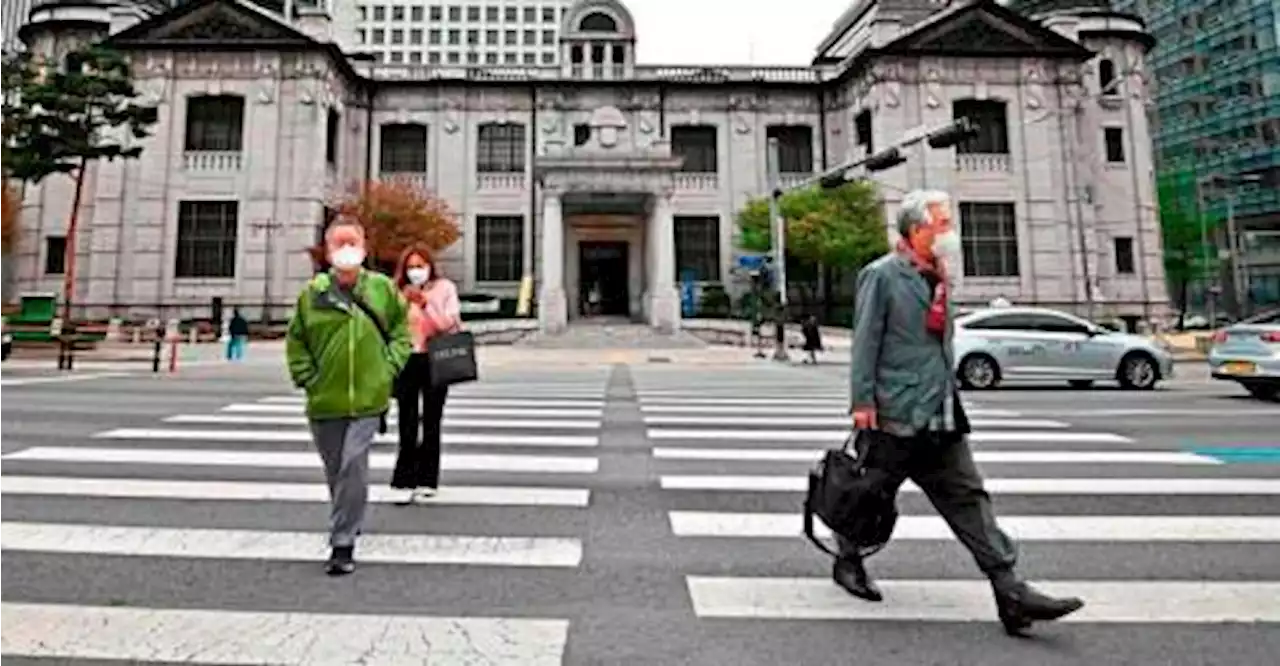 Number of working Koreans aged 60 and above more than doubles in 10 years