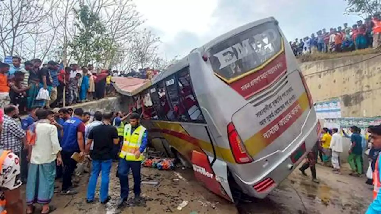 Almost two dozen passengers killed in Bangladesh bus crash