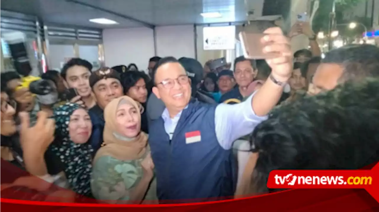 Jalan-Jalan di Tunjungan, Anies Baswedan Terkesan dengan Keramahan Warga Surabaya yang Humanis