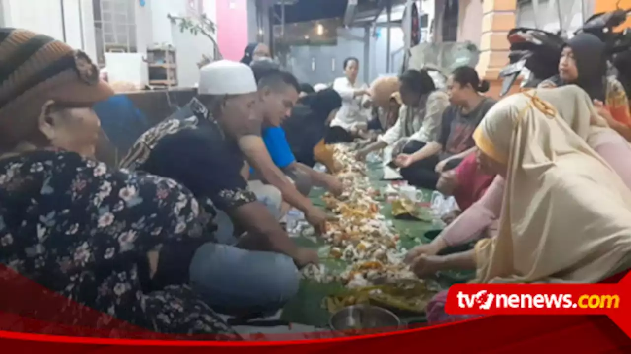 Tradisi Jelang Ramadhan, Warga Makan Bersama Nasi Liwet Khas Suku Jawa Pakai Daun Pisang