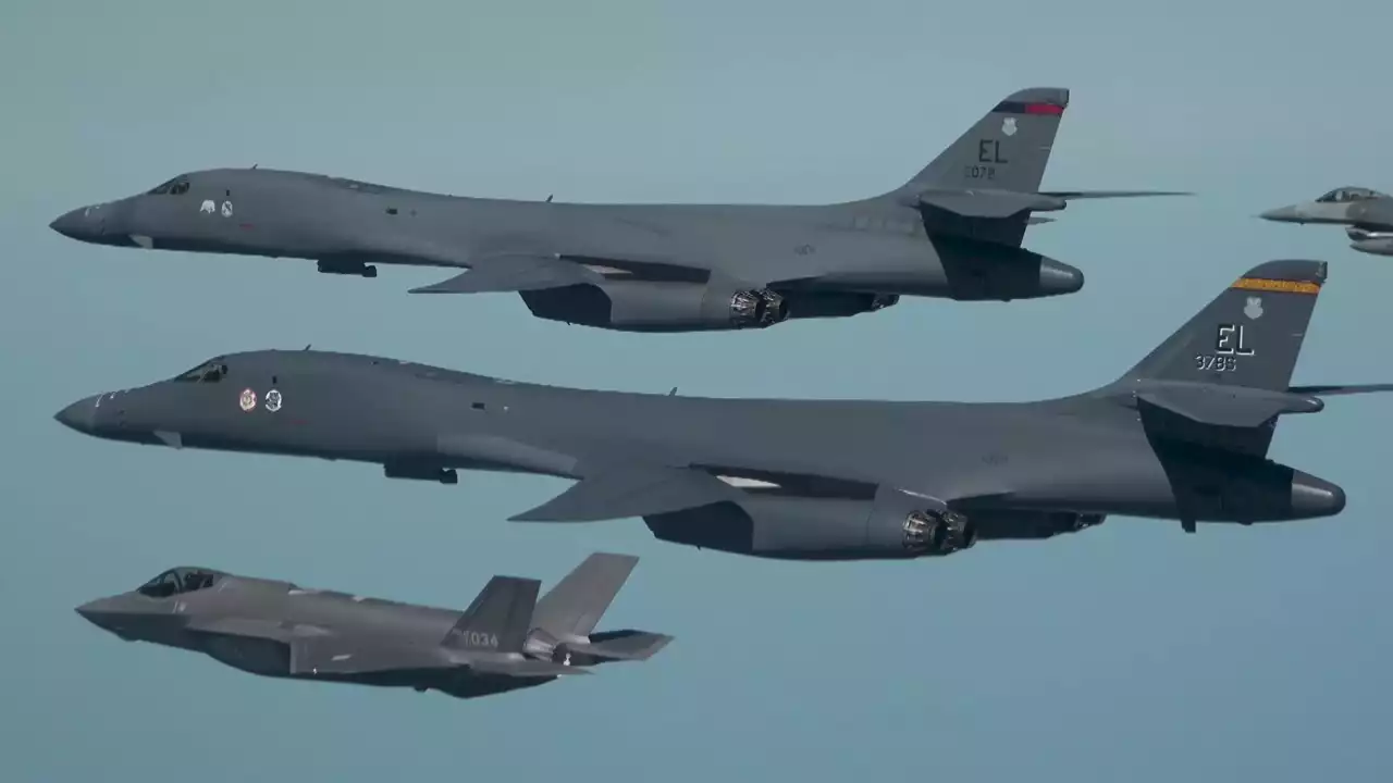 北, 동해로 단거리 미사일 발사...美 B-1B 한반도 전개