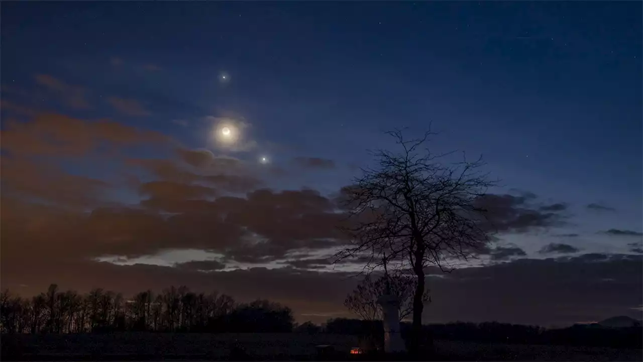 Jupiter and Venus appear to 'kiss' in the sky