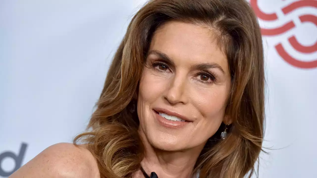 Cindy Crawford Recreated Her Signature '90s Hair & Makeup on a 'Vogue' Cover