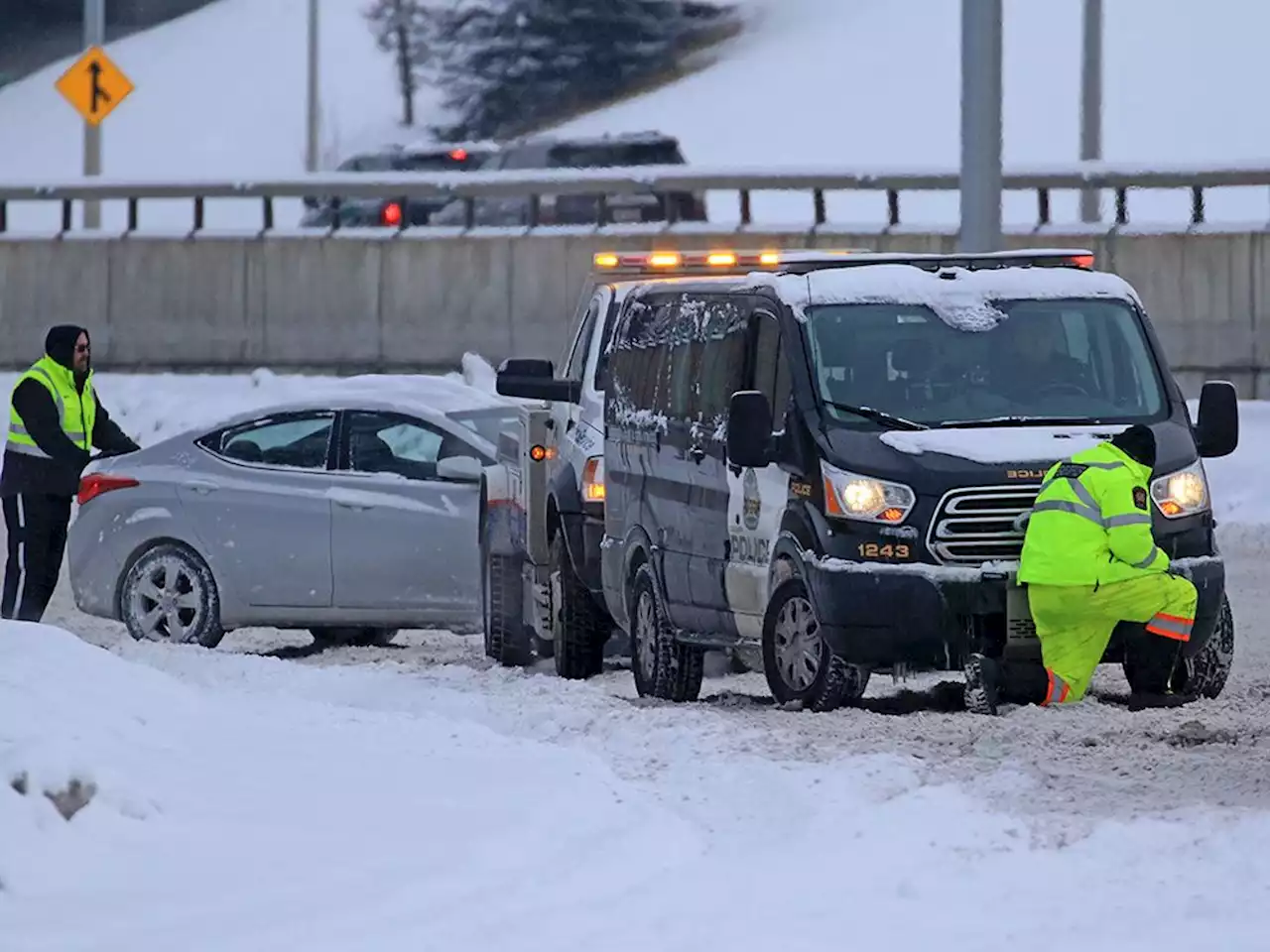 Alberta postpones new rules on slowing to 60 km/h around roadside vehicles