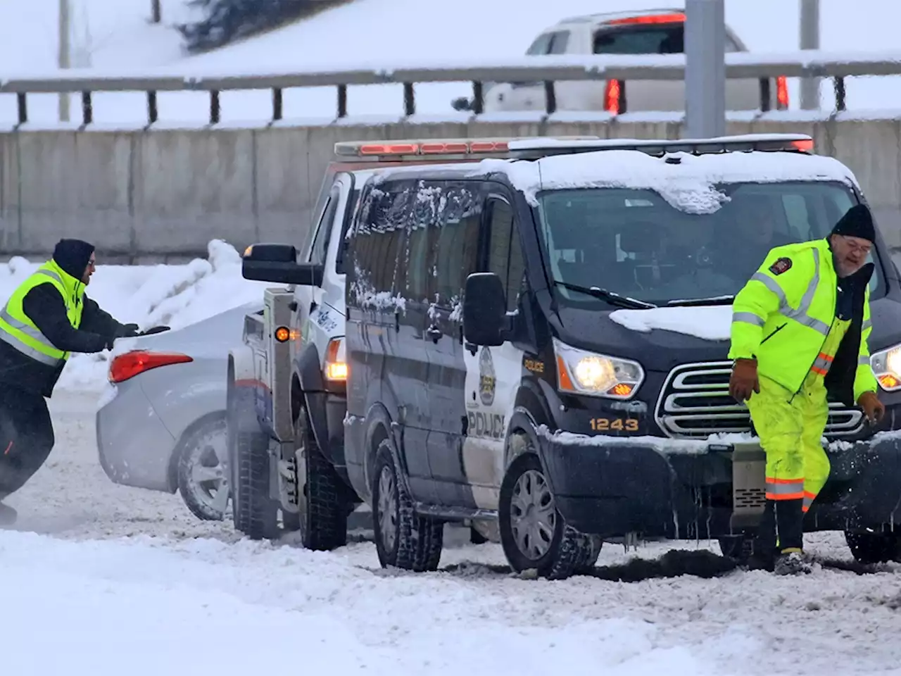 Alberta delays bringing in new speed limits around roadside vehicles