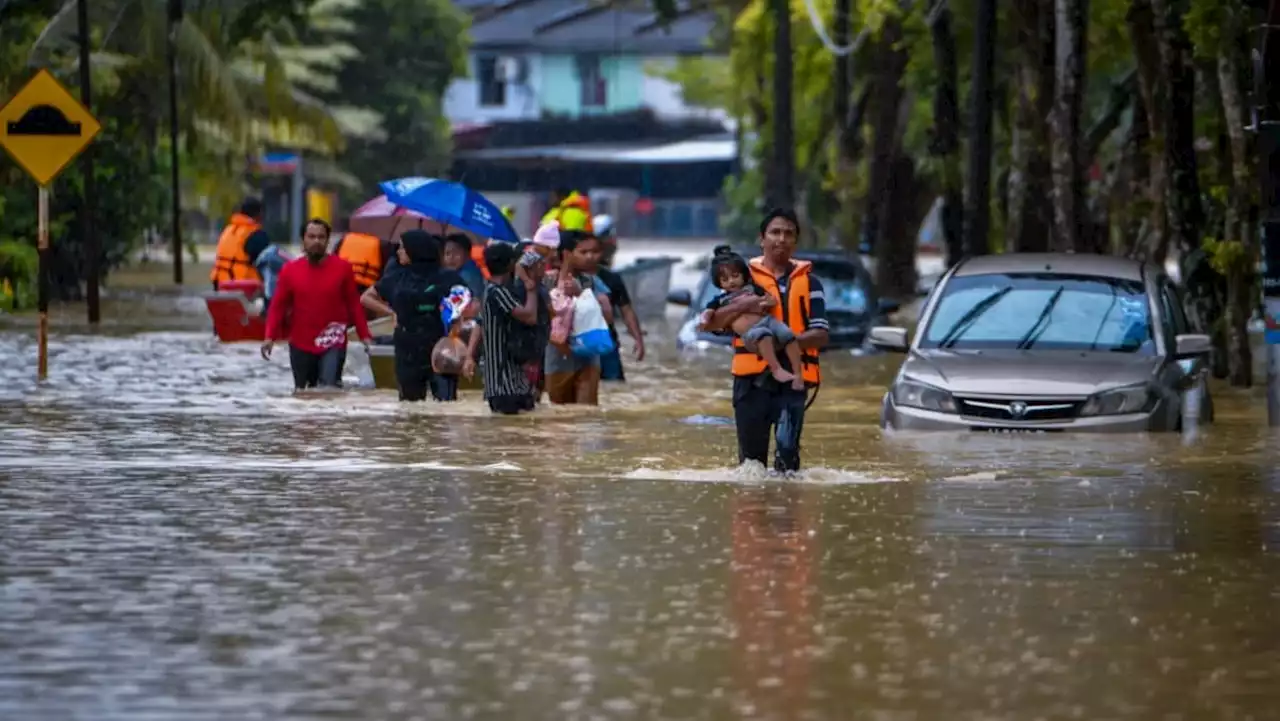 Malaysia floods: Over 27,000 evacuated as rain expected to continue