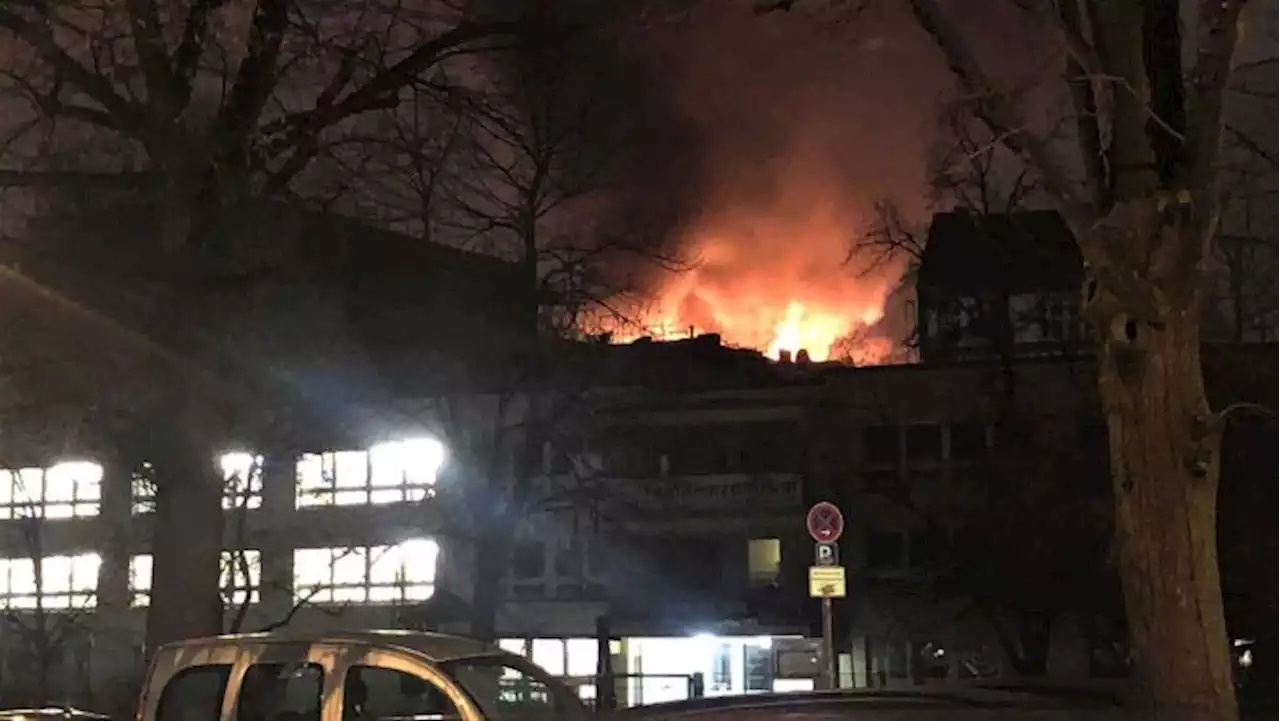 Dach von Wohnhaus in Prenzlauer Berg brennt