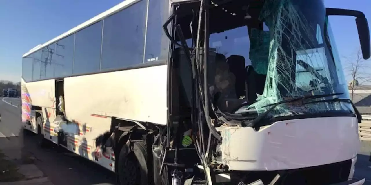 Bus crasht auf Klassenfahrt - Feuerwehr schneidet 39 Kinder aus Wrack