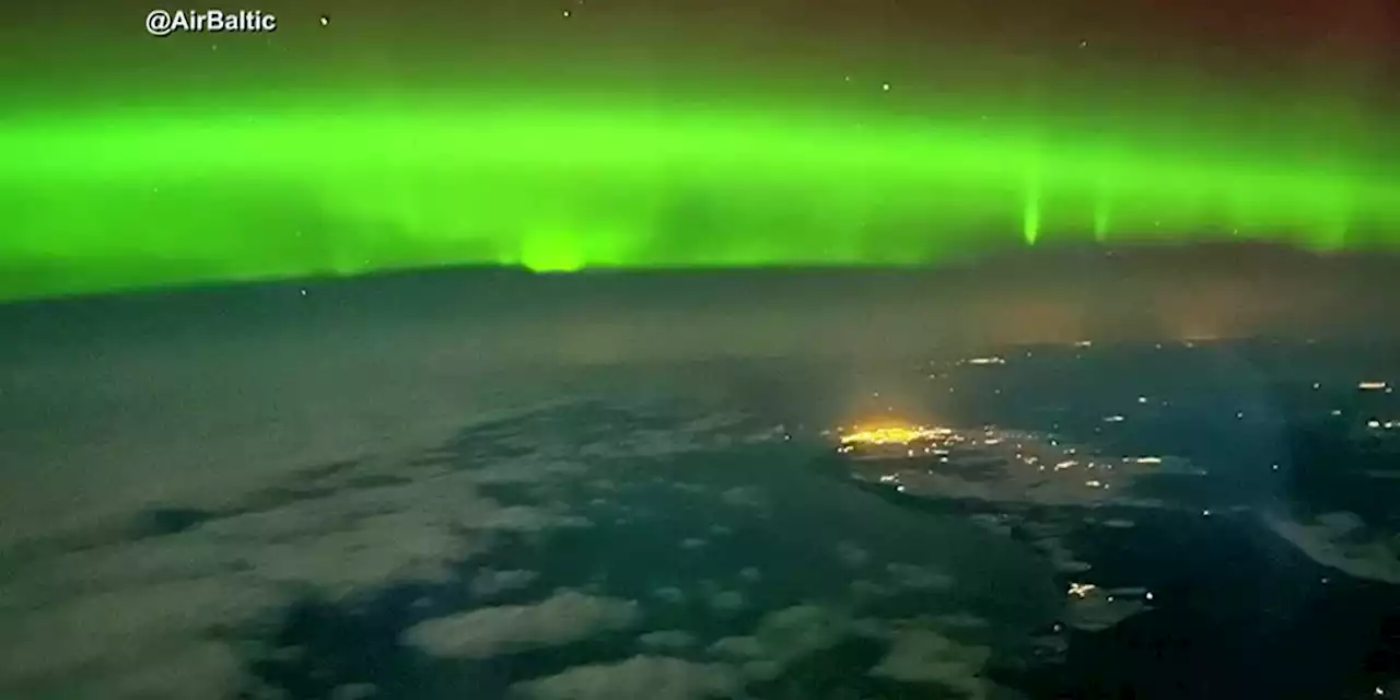 Midair flights enjoy northern lights sights