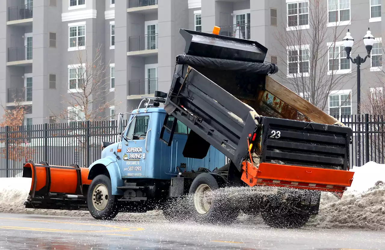 Snow headed to Chicago area, storm track still uncertain