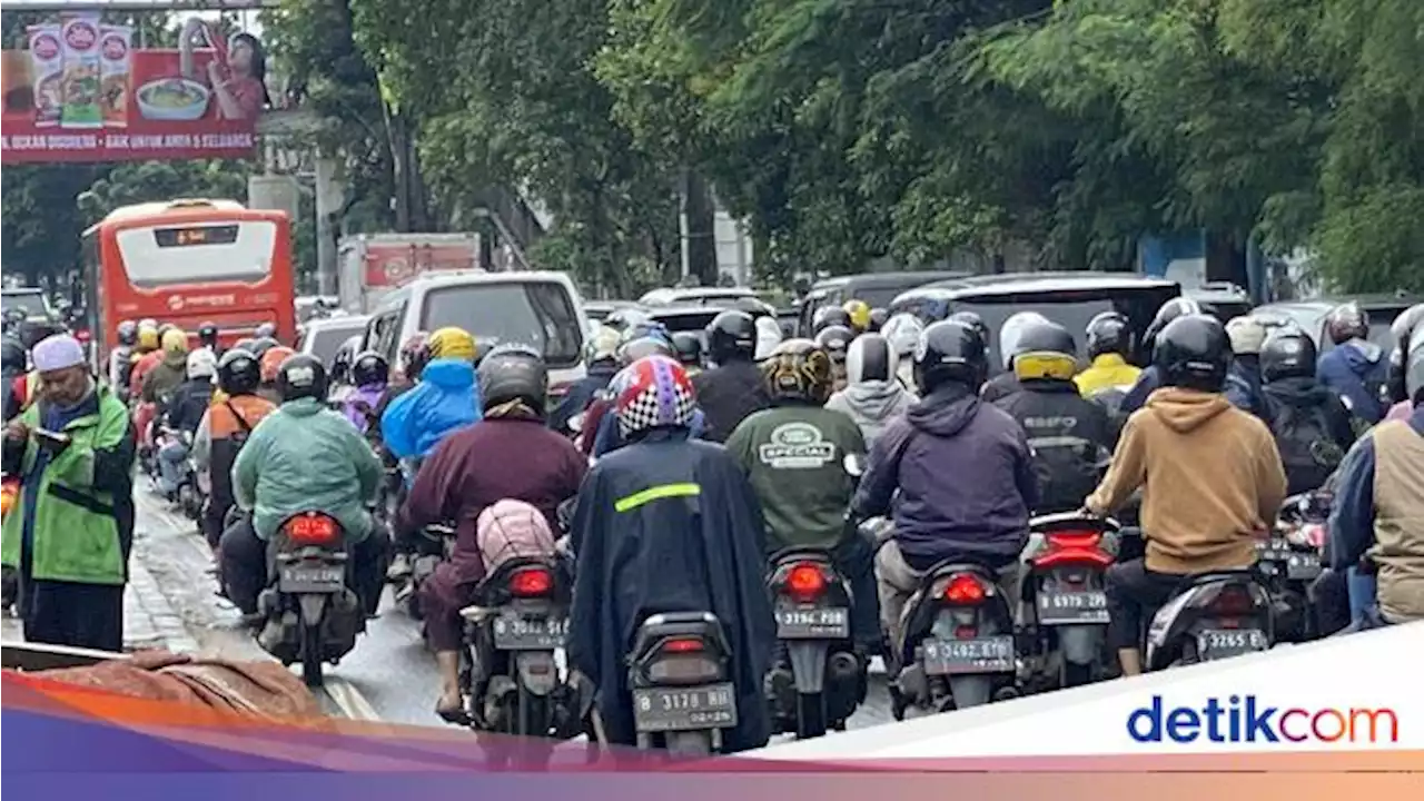 Terjebak Macet di Tanjung Barat Jaksel, Mawar dan Rossy Rindu Suasana WFH