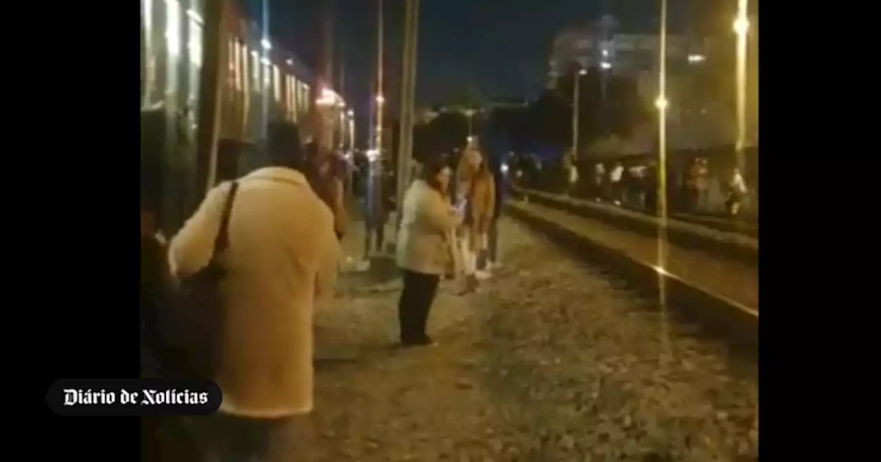 CP determina avaliação interna sobre incidente com comboio lotado perto da estação de Benfica