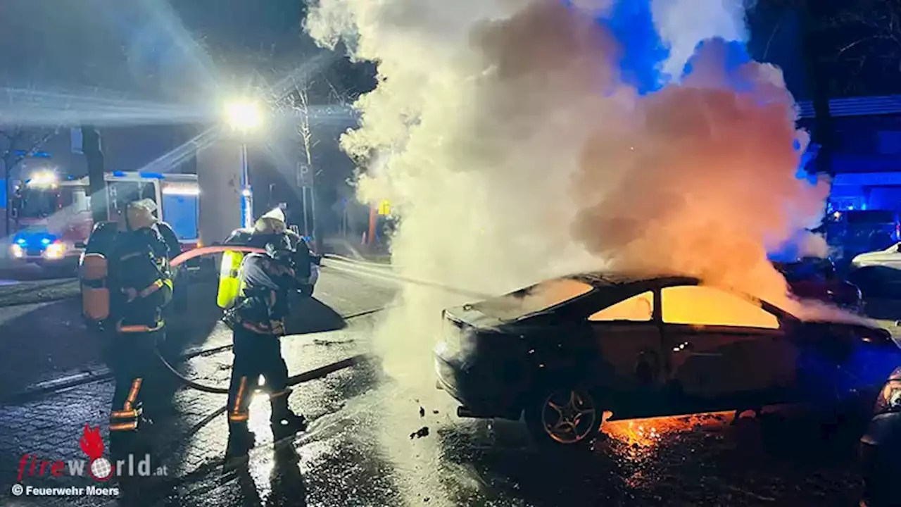 D: Zwei Pkw brennen auf Parkplatz in Moers