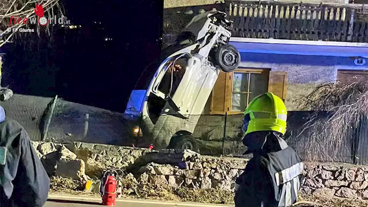 Südtirol / Italien: Pkw lehnt nach Unfall in Glurns am Balkon