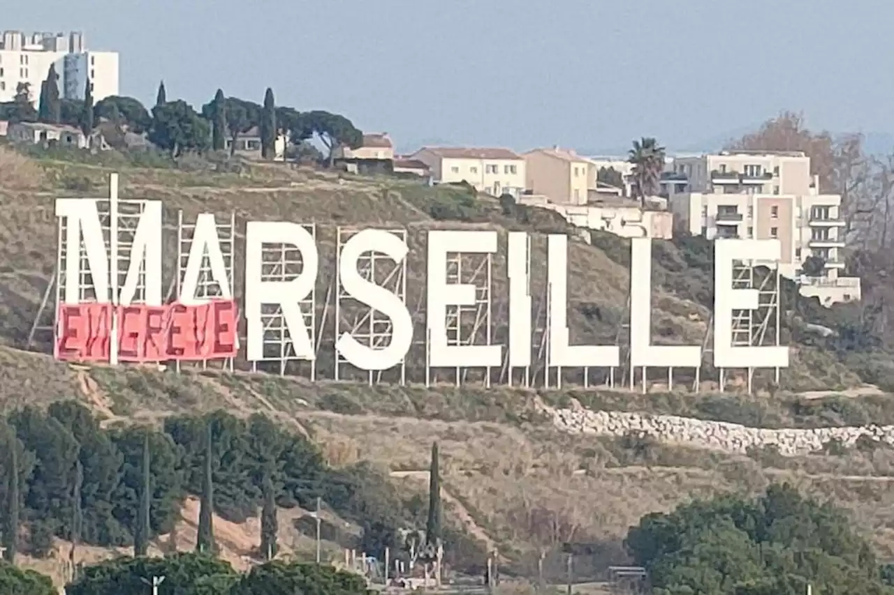 Réforme des retraites : une banderole 'en grève' sur les lettres de Marseille