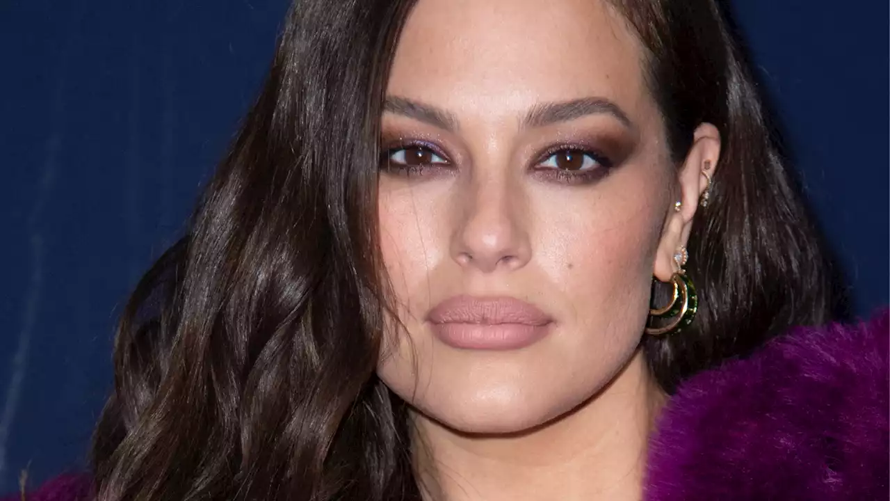 Ashley Graham en mini-robe décolleté au défilé Balmain, elle dévoile ses cuisses sans complexe !