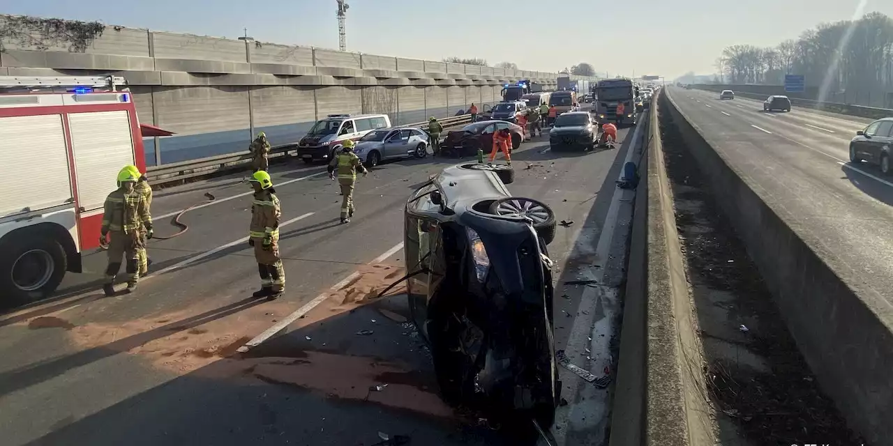 Massencrash mit vier Verletzten auf der A22