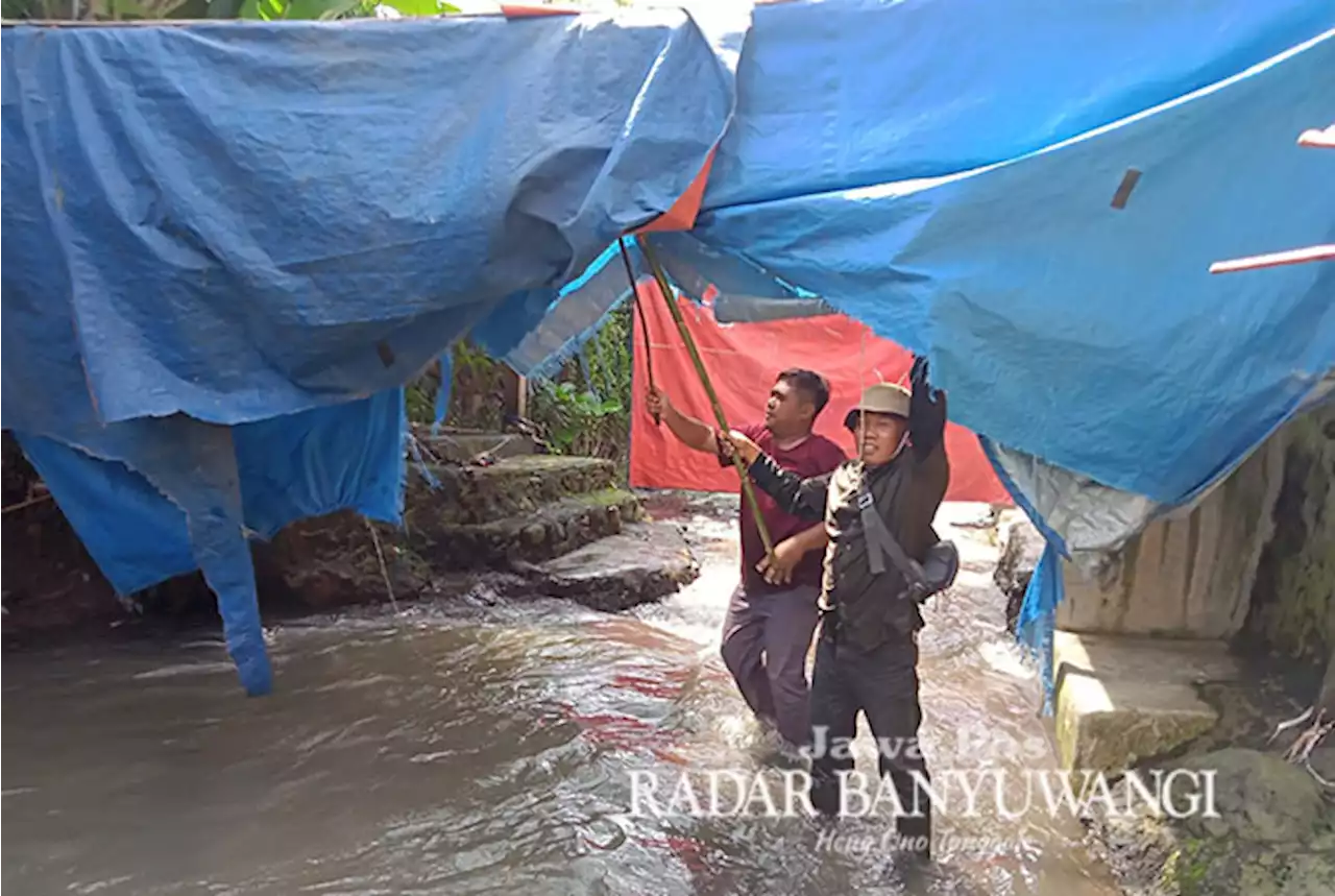 Deretan MCK Bertirai Terpal Berdiri di Pinggir Sungai