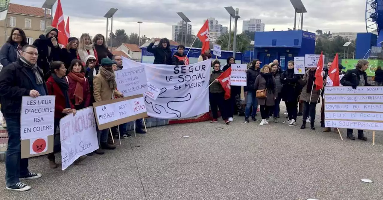 Marseille : les lieux d’accueil RSA réclament la prime Ségur devant l’hôtel du Département