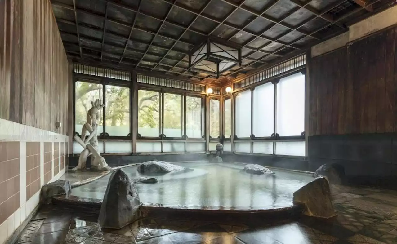 Japon : la luxueuse auberge ne changeait l'eau de ses thermes que deux fois par an