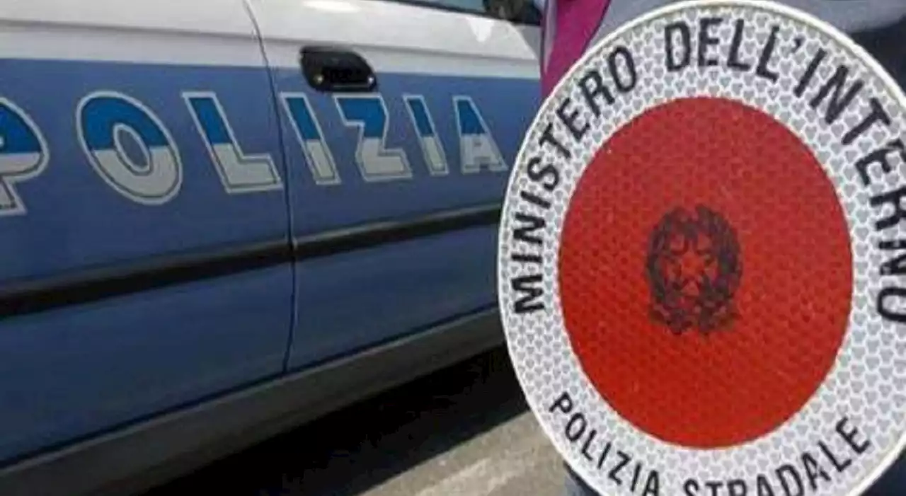 Auto non si ferma a posto di blocco della polizia e si schianta: muore 20enne, altri due feriti