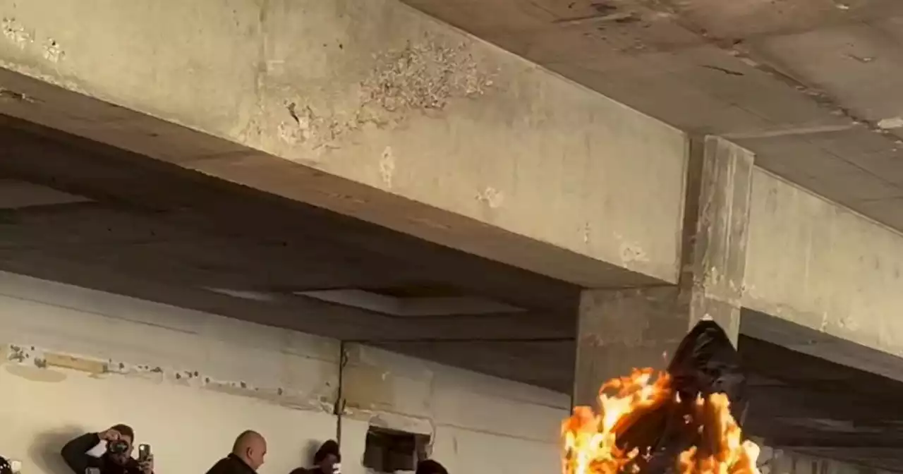 En vidéo, un mannequin défile le corps en feu lors de la Fashion Week de Paris