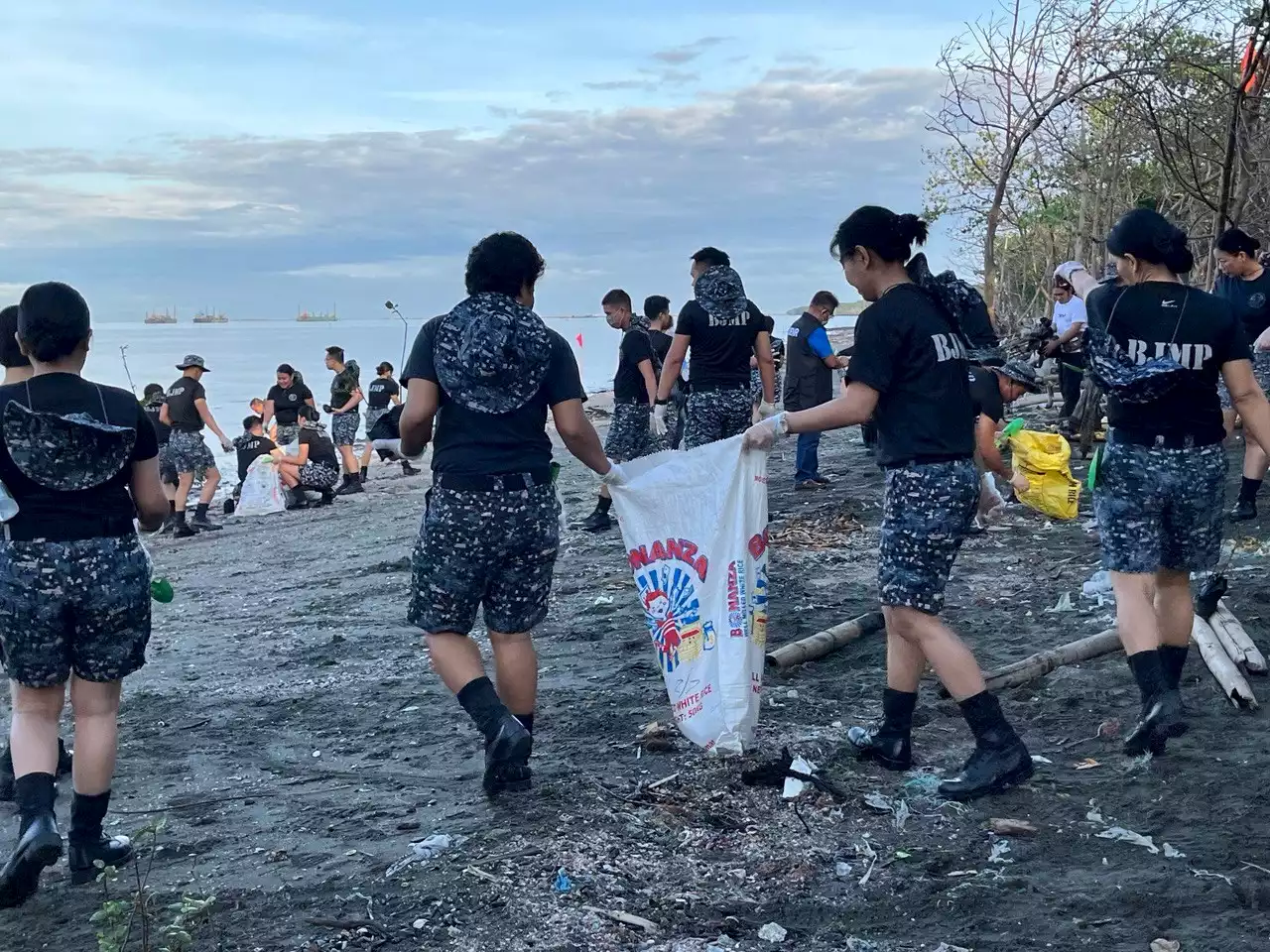 BJMP, DENR plant mangroves; clean coastal area in Navotas