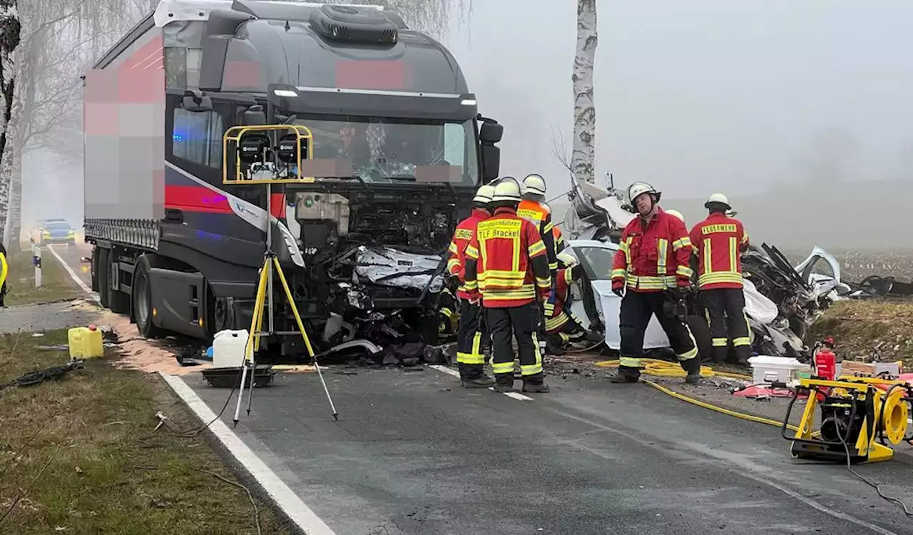 Schwerer Nebelunfall bei Hamburg: Autofahrer kracht in Lkw und stirbt