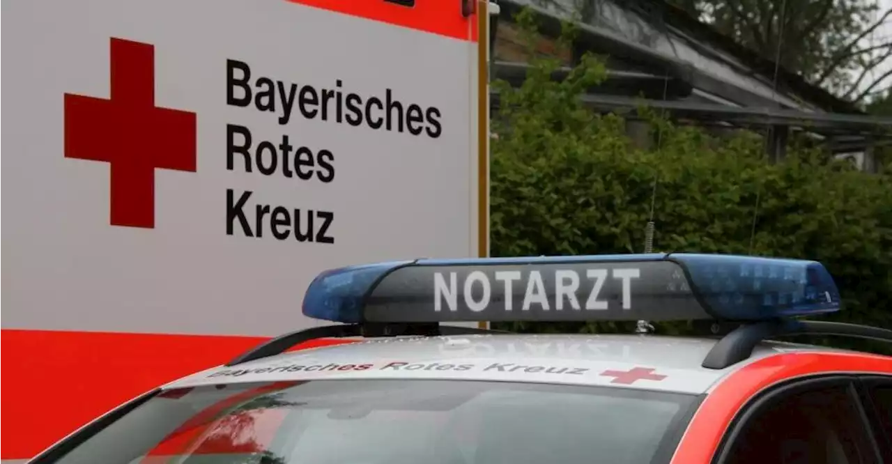 Familienauto landet in Bach: Fünf Verletzte bei Unfall in Neumarkt