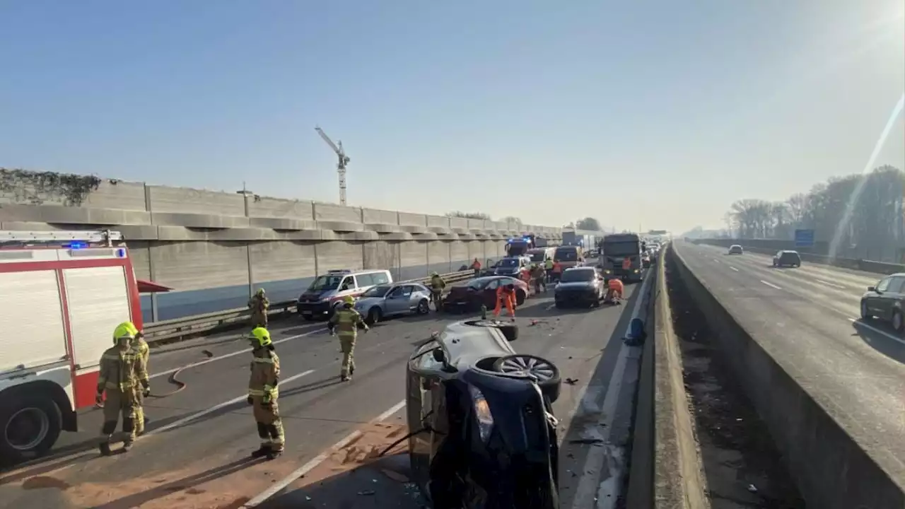 Unfall mit sieben Fahrzeugen auf der A22