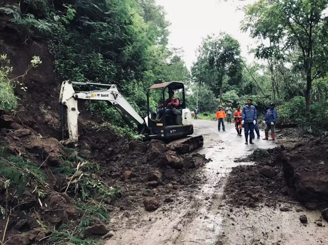 Curah Hujan Tinggi, Jalan Penghubung Antardusun di Kota Batu Longsor |Republika Online