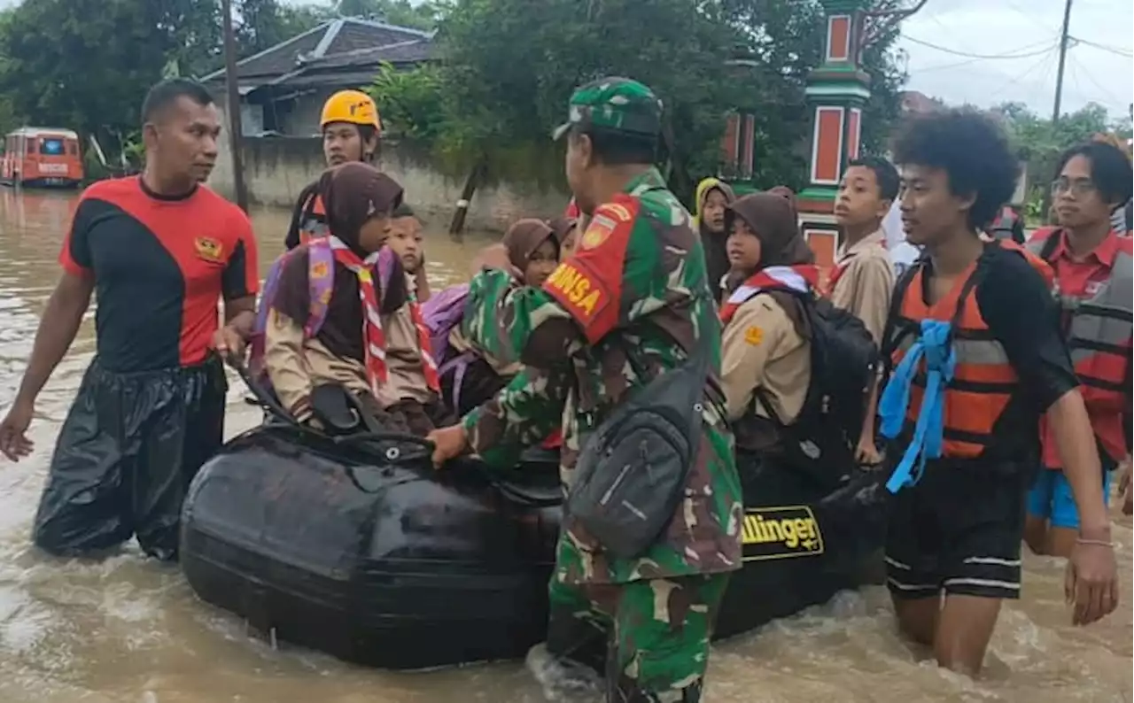 Banjir Landa Sragen, Sukarelawan dan TNI/Polri Evakuasi Siswa agar Bisa Ujian