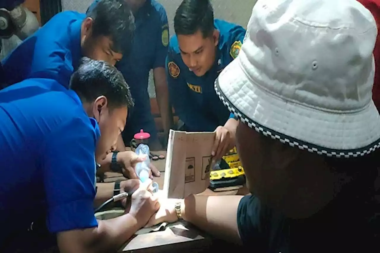 Waduh! Cincin Tak Bisa Dilepas, Ndarboy Genk Datangi Kantor Damkar Bantul