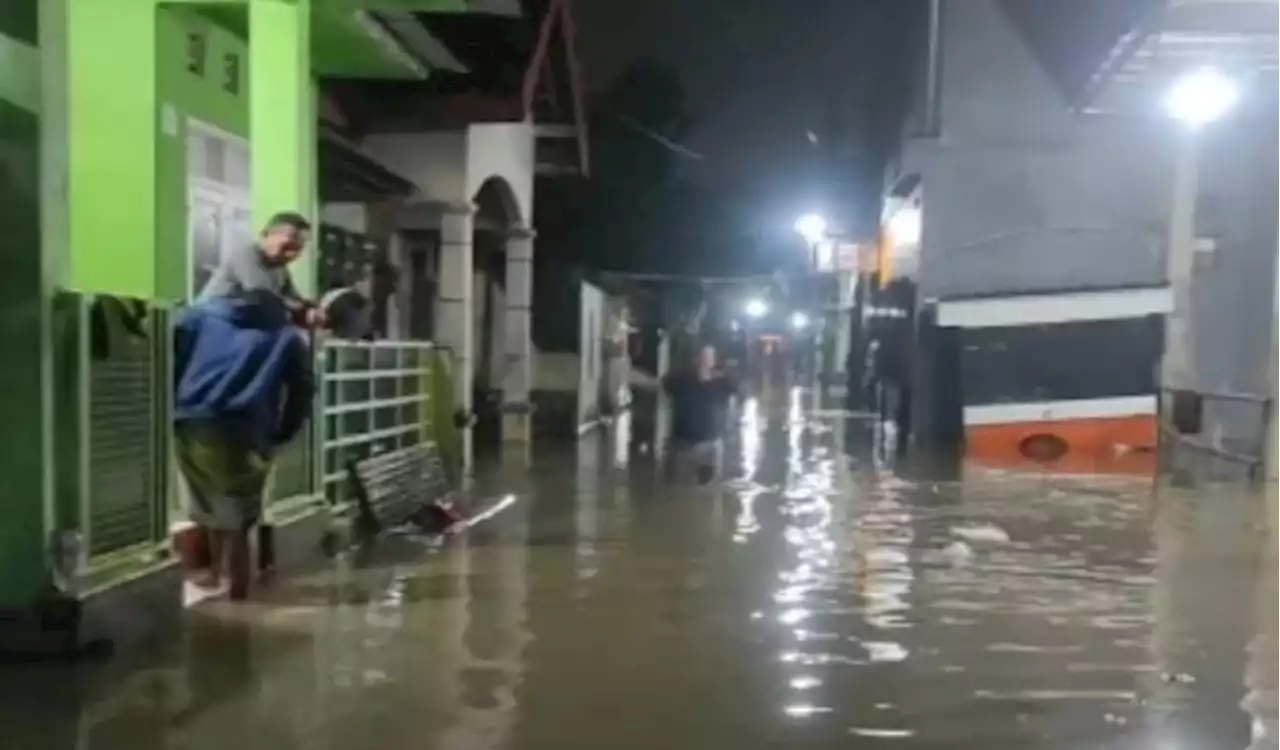 Wilayah Jebres Sempat Banjir, BPBD Solo Kirim Sembako dan Siagakan Perahu