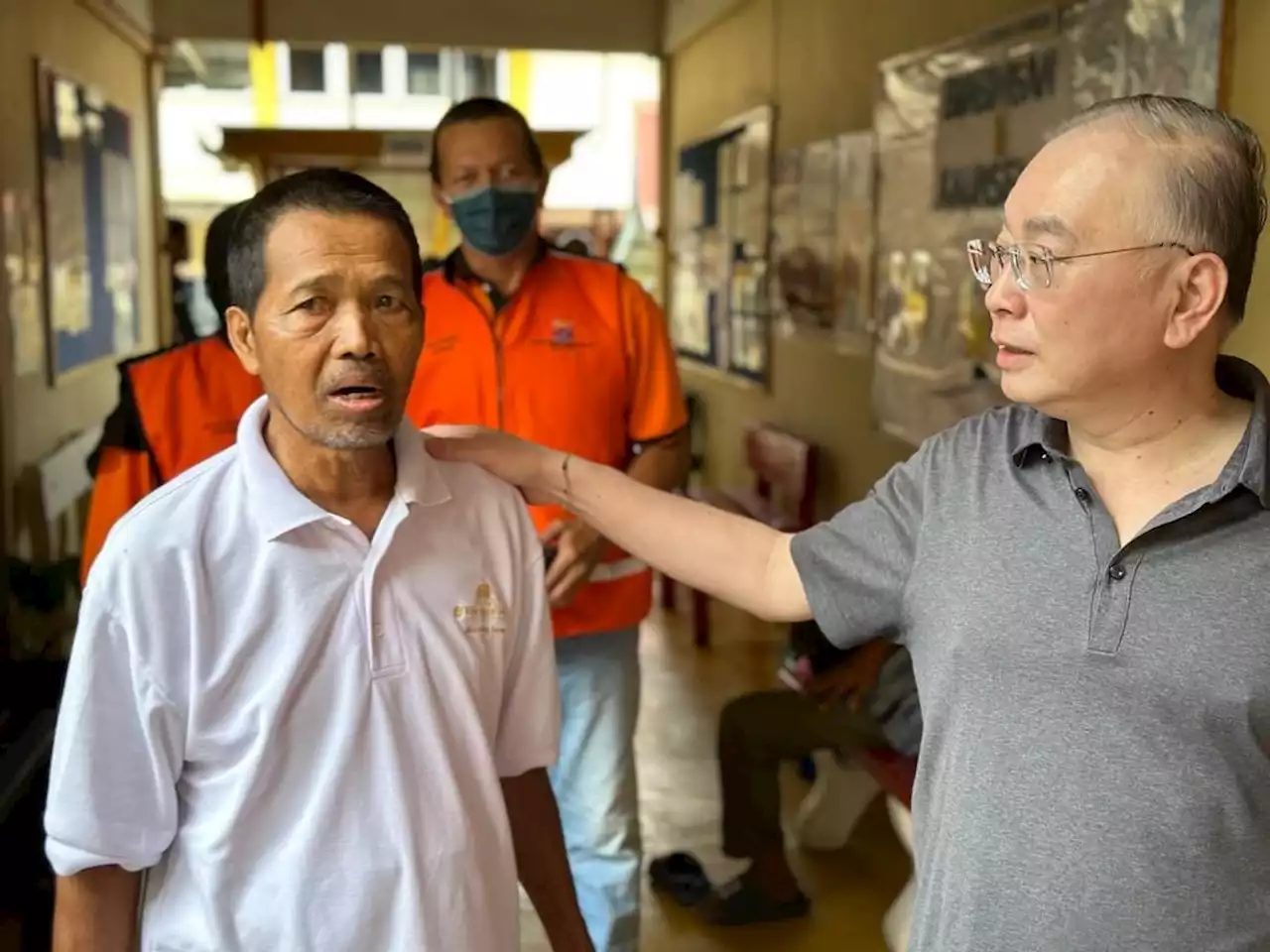 Floods: Dr Wee rushes to Johor after Parliament to check on affected constituents