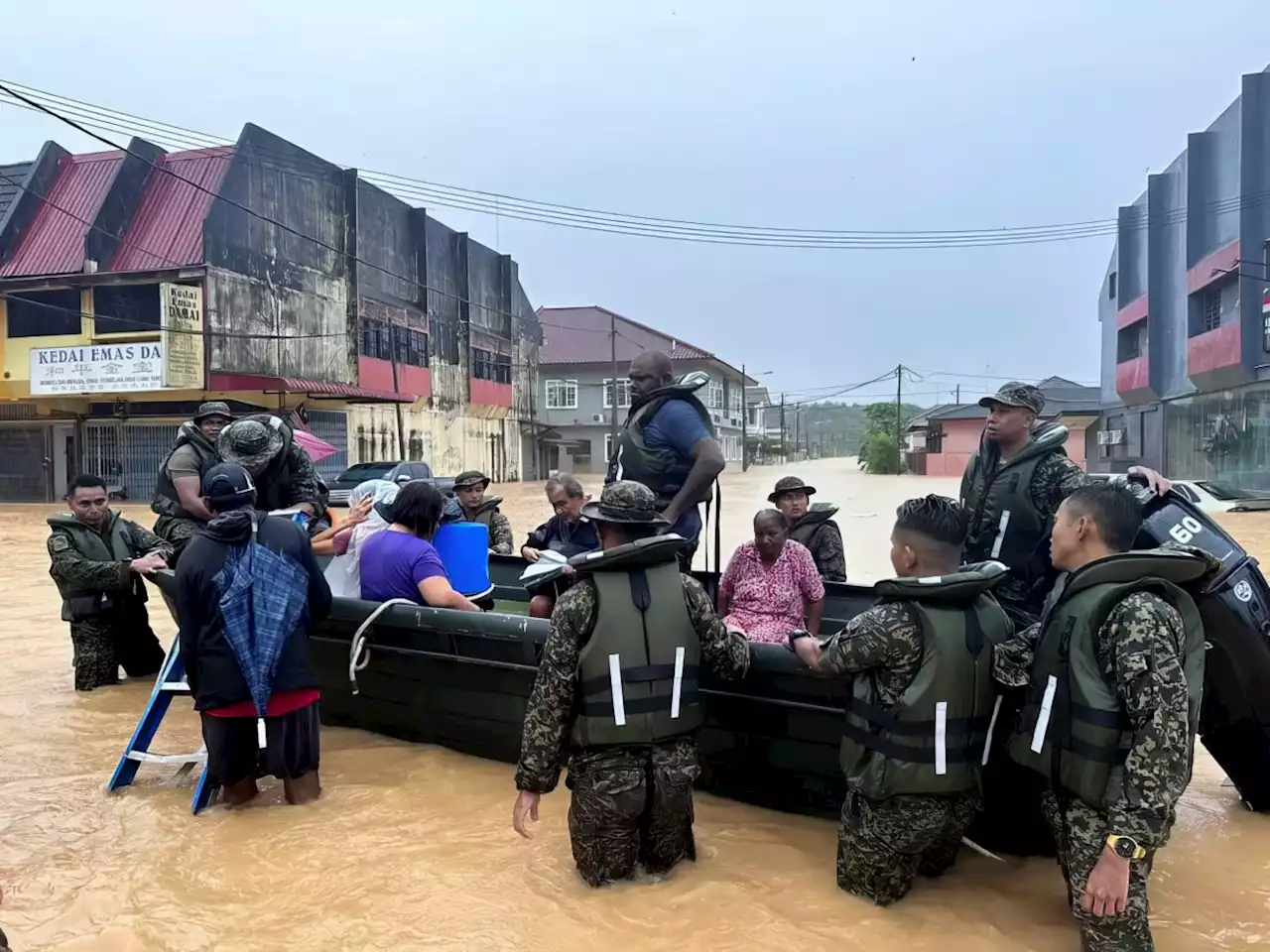 Floods: Helicopters, rescue boats deployed to Johor, Pahang, says Fire and Rescue Department