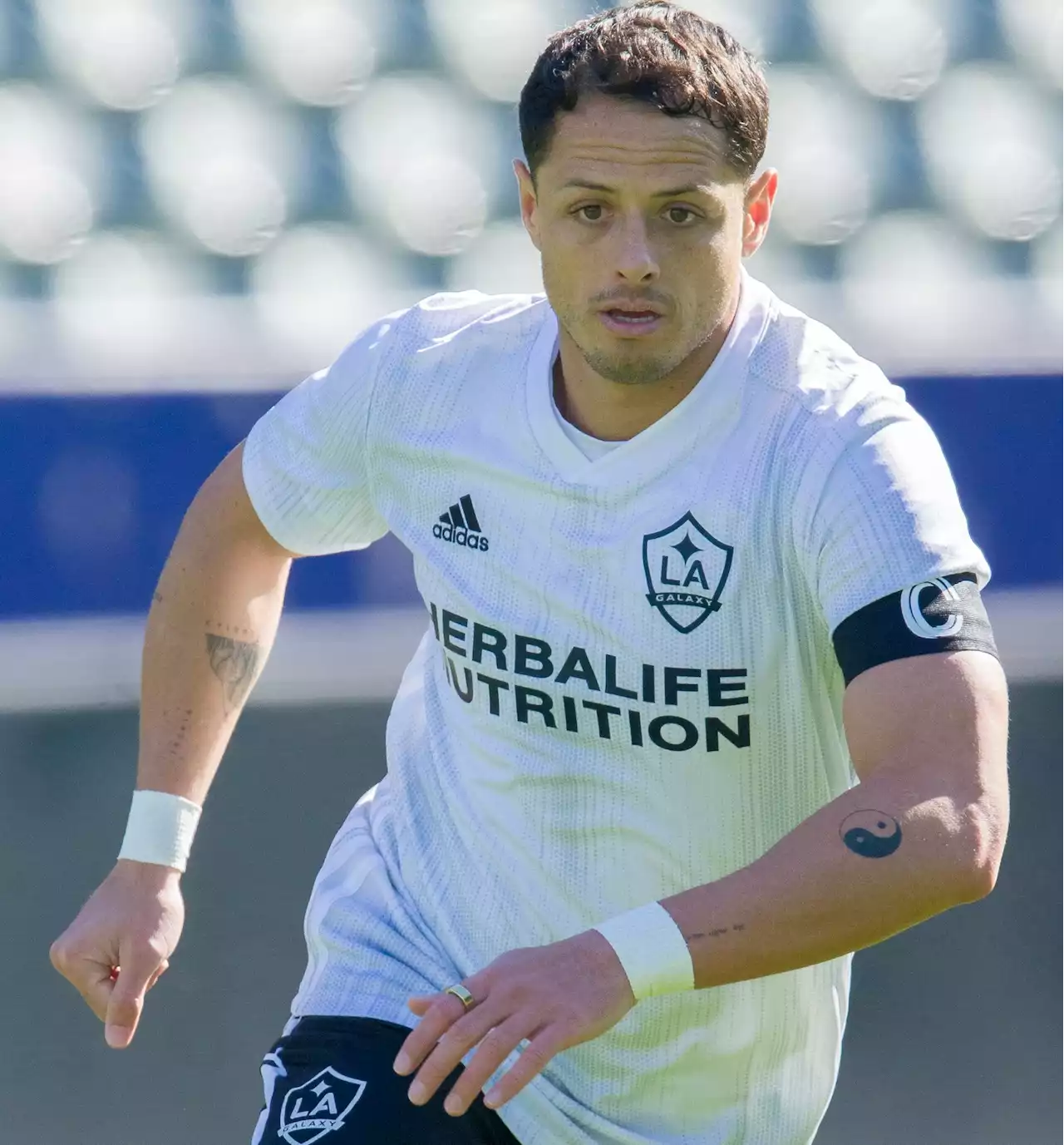 LA Galaxy cree que Chicharito podría recuperarse más rápidamente