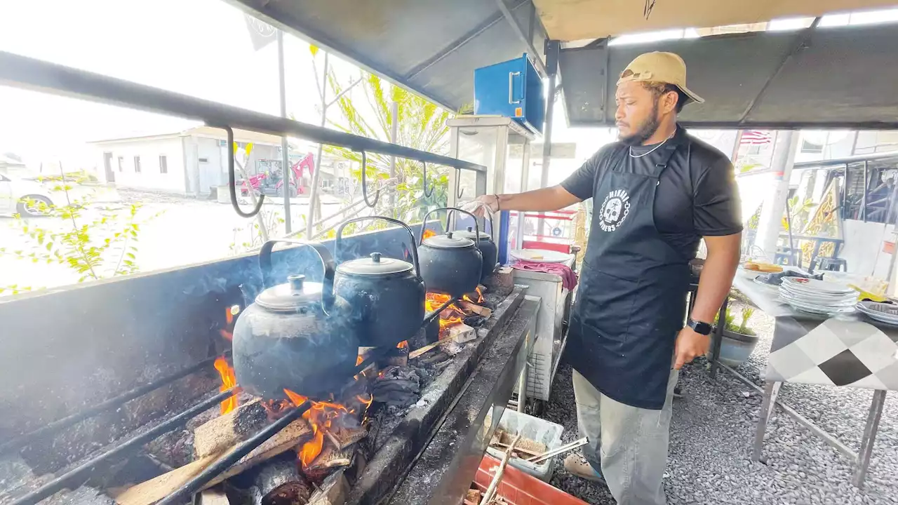 Kopi O aroma dapur kayu api tambat selera pelanggan