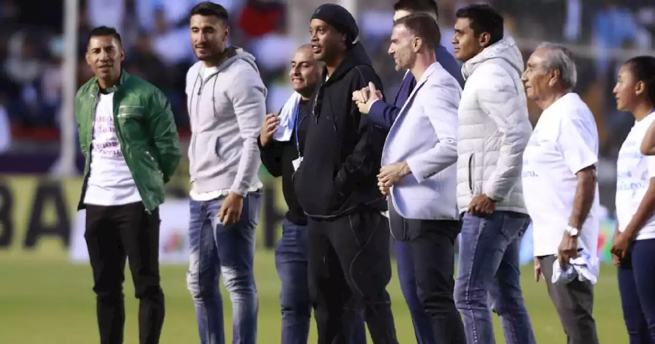 Ronaldinho regresó a Querétaro y así lo recibieron en La Corregidora