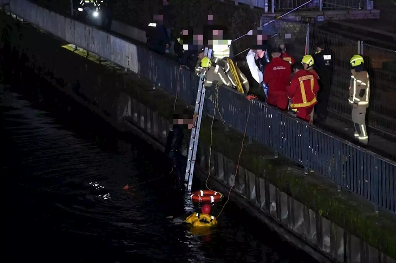 Jannowitzbrücke: Mann aus der Spree gerettet – Lebensgefahr