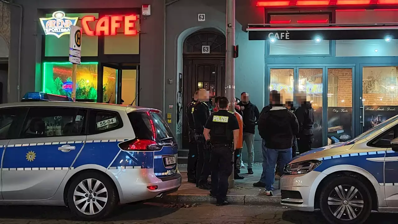 Zwei Verletzte bei Streit vor einer Neuköllner Bar