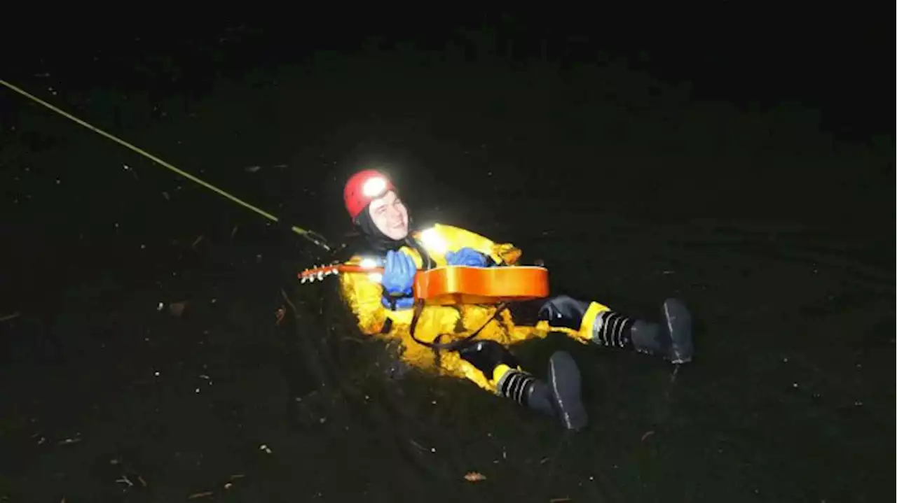 Feuerwehrmann spielt nach Rettung eines Musikers im Landwehrkanal Gitarre