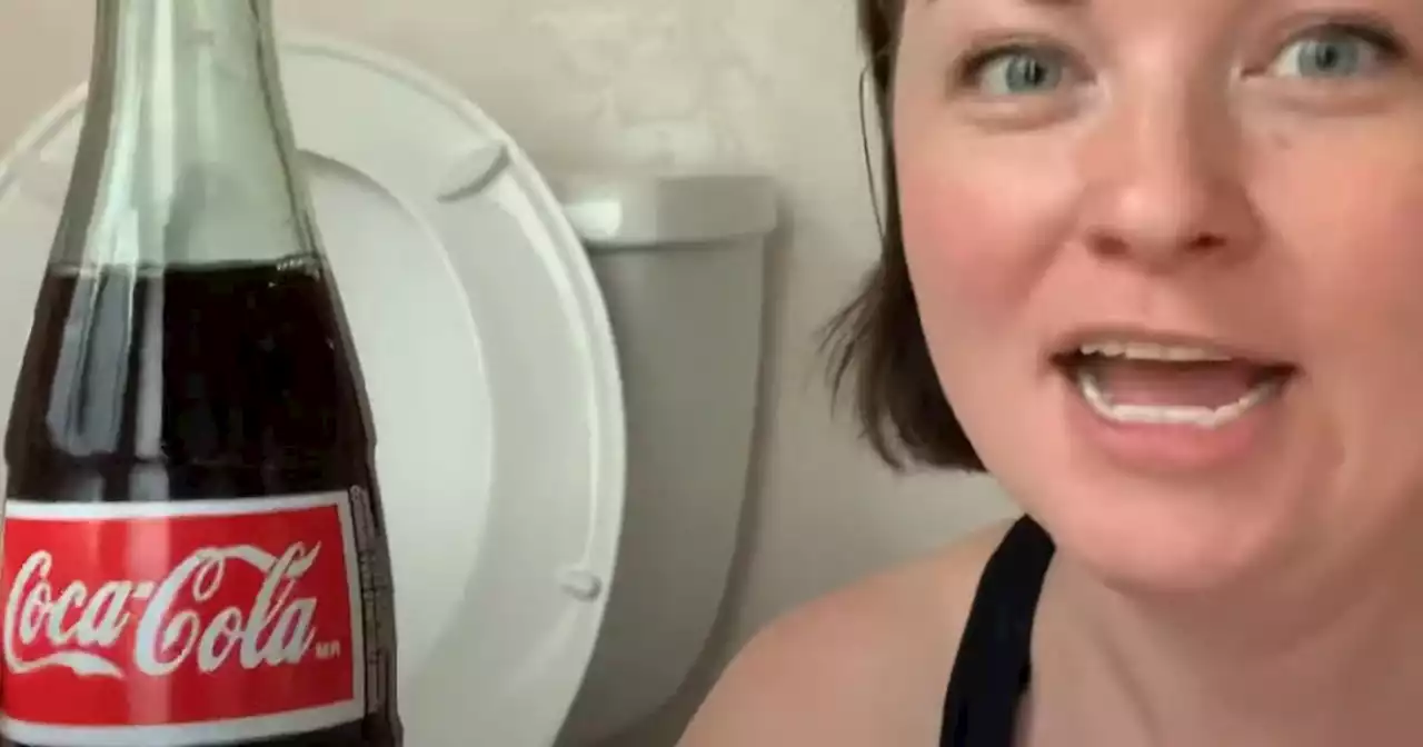 Hun tømmer en Coca-Cola i sit toilet: Resultatet er overraskende