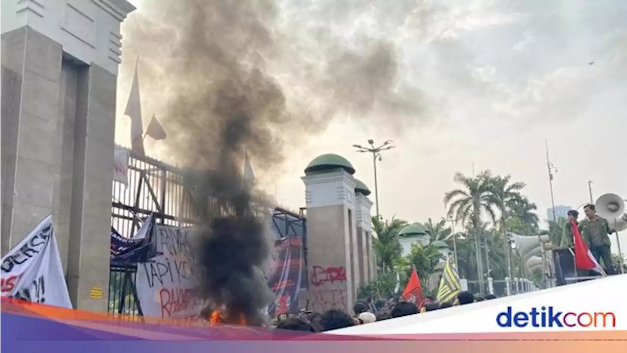 Aksi Bakar Ban Warnai Demo Mahasiswa di Depan DPR, Asap Hitam Membubung