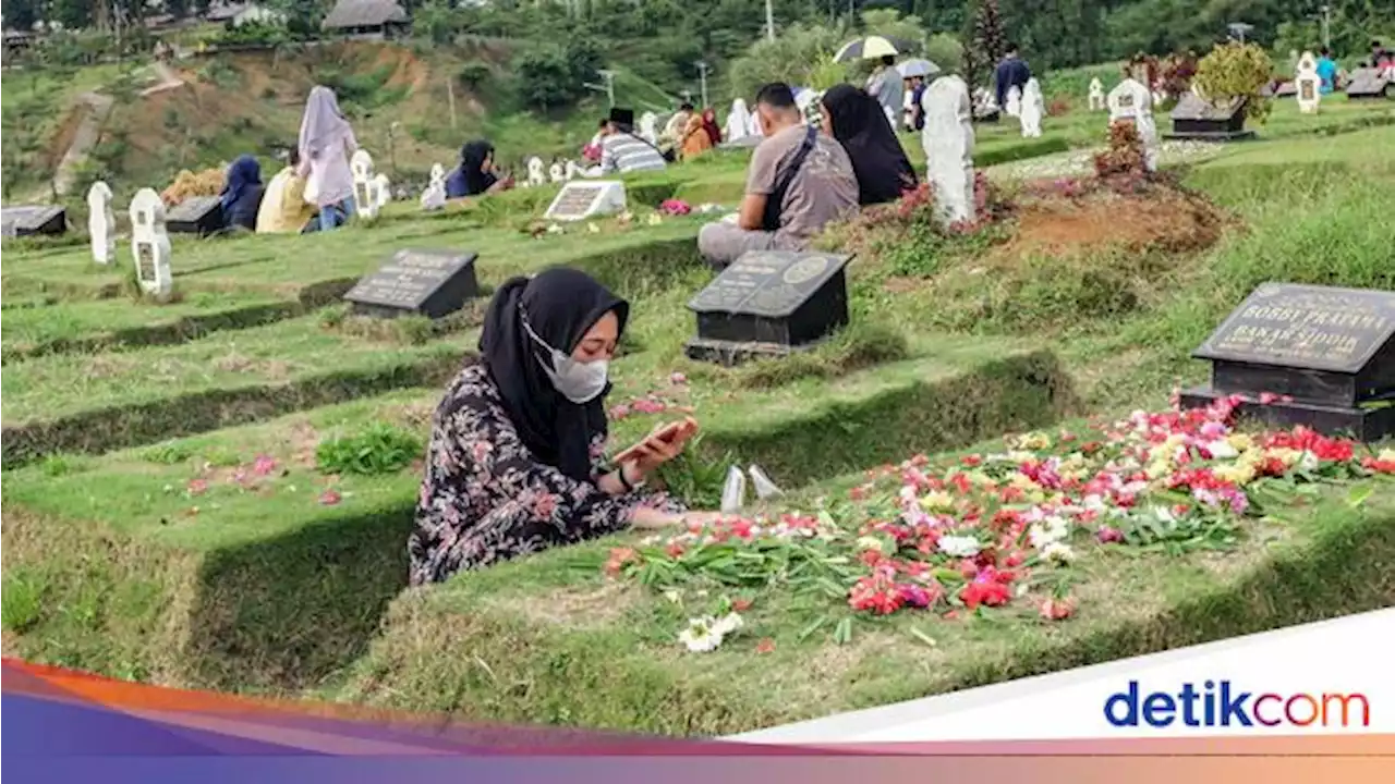 Suasana Ziarah Kubur di Pemakaman COVID-19 Jelang Ramadan