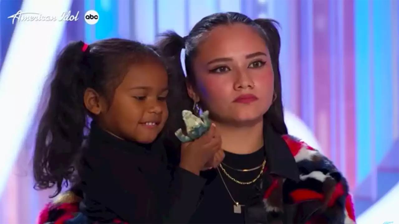 'American Idol': Single Mom Cries as Daughter Watches Tough Audition