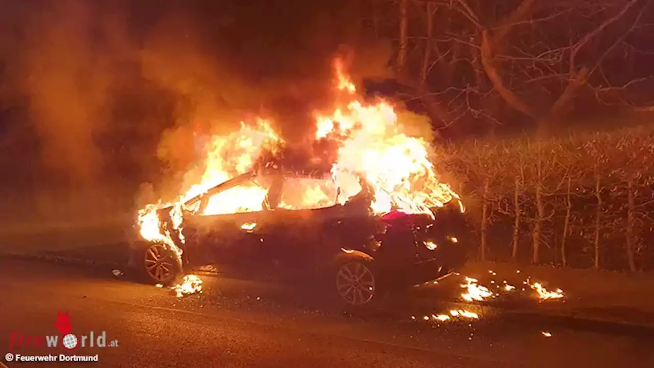 D: Nächtlicher Auto-Vollbrand in Dortmund