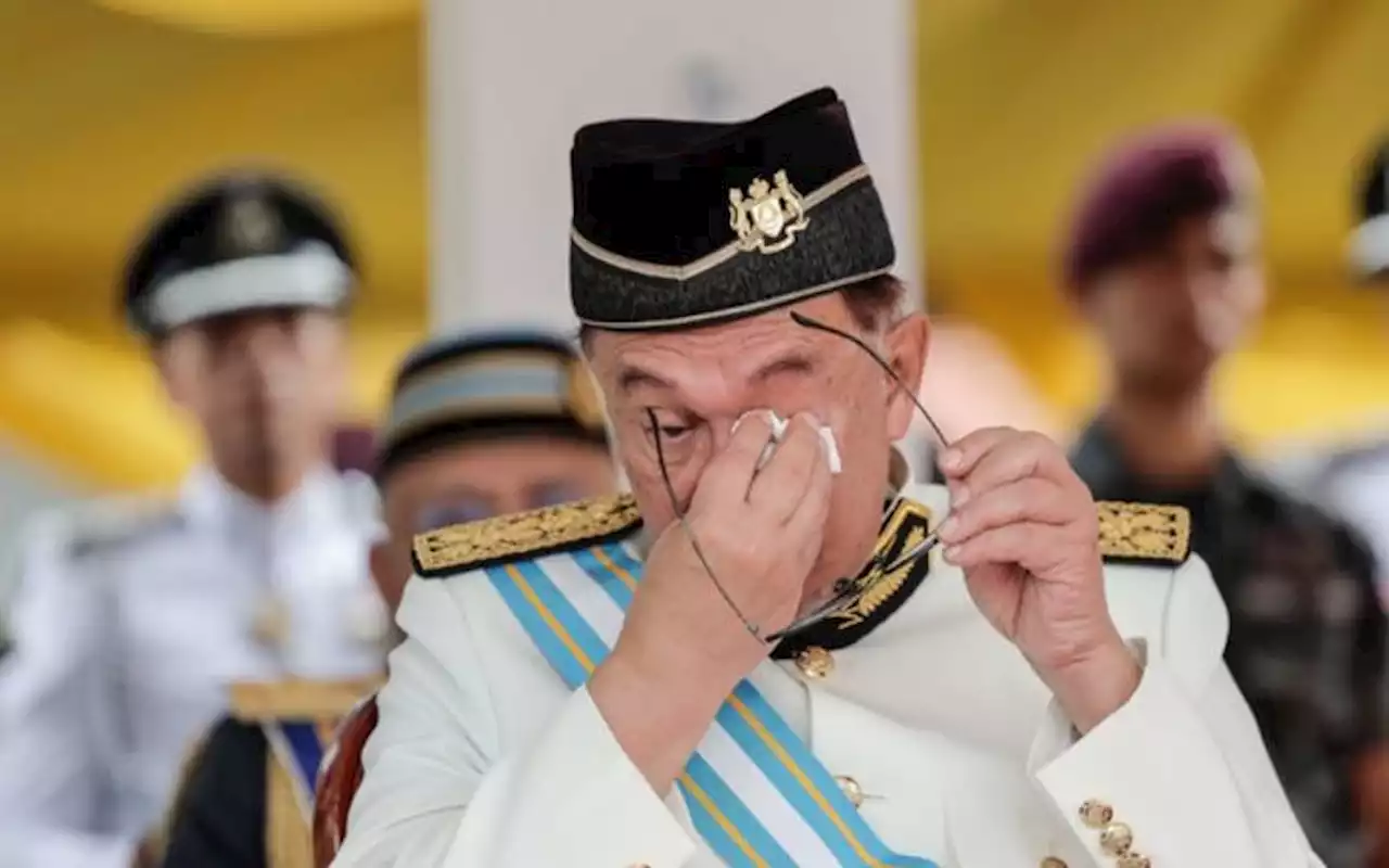 Anwar moved to tears while watching Lahad Datu pantomime